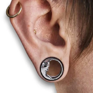 Ay figürlü doğal ahşap tünel piercing kulak üzerinde