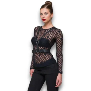 Manken üzerinde uzun bluz ile kullanılan belden geçmeli siyah deri vücut kemeri modeli TikiTonki