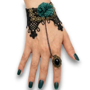 Çiçek motifli siyah dantel şahmeran bileklik manken elinde