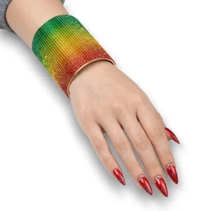 Çok renkli zirkon taşlı kelepçe bileklik manken bileğinde