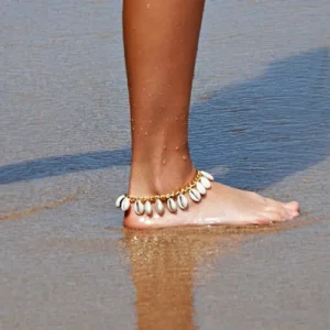 Deniz kabuklu altın kaplama otantik halhal manken bileğinde