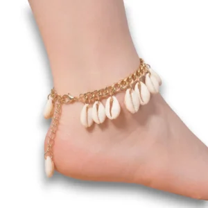 Deniz kabuklu altın kaplama otantik halhal manken bileğinde