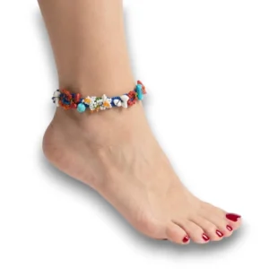 El yapımı boncuklu örgü bohem halhal manken ayak bileğinde