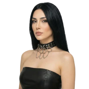 Gümüş kaplama metal halkalı deri choker tasarımının beyaz fonda manken üzerinde sol yandan pozu.