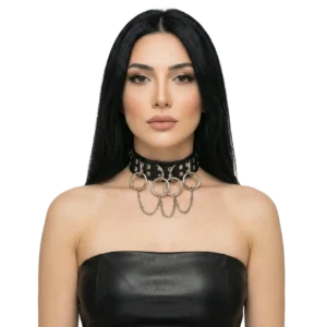 Gümüş kaplama metal halkalı deri choker modelinin beyaz arka planda manken üzerinde önden pozu.