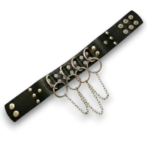 Gümüş kaplama metal halkalı deri choker ürününün beyaz arka plan üzerindeki genel görünümü.