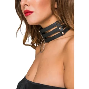Kafes tasarım büyük halkalı deri choker modelinin manken boynunda yakın detay çekim pozu.