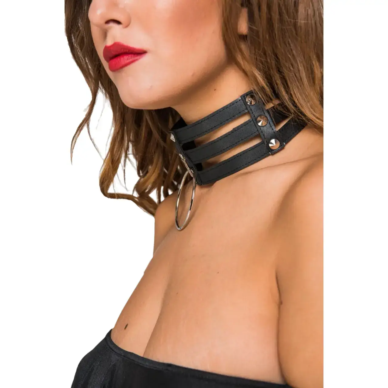 Kafes tasarım büyük halkalı deri choker modelinin manken boynunda yakın detay çekim pozu.
