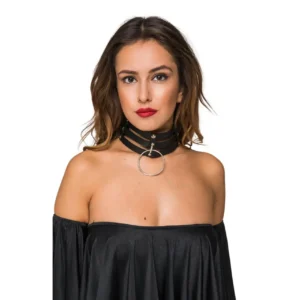 Kafes tasarım büyük halkalı deri choker modelinin manken üzerinde önden pozu.