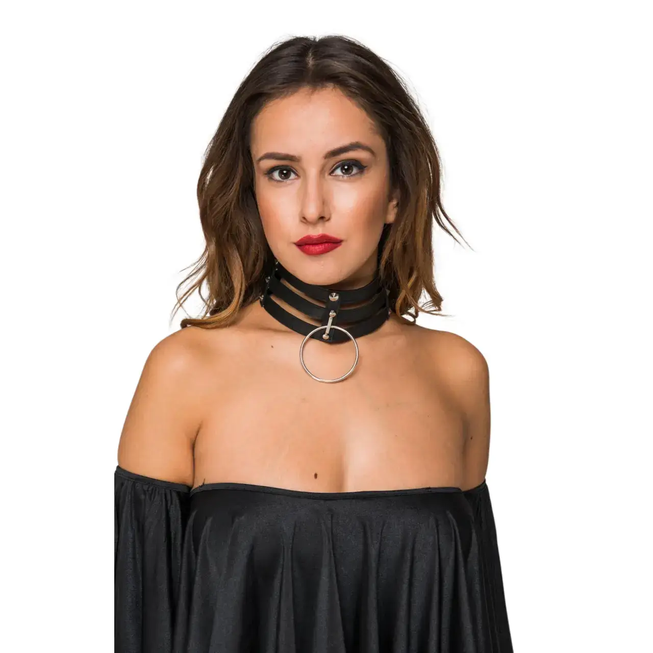 Kafes tasarım büyük halkalı deri choker modelinin manken üzerinde önden pozu.