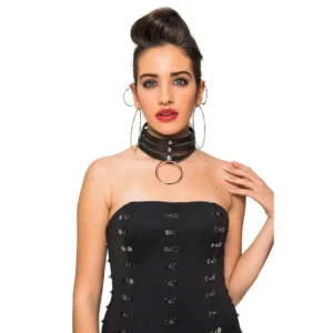 Kafes tasarım büyük halkalı deri choker modelinin manken üzerinde önden pozu.