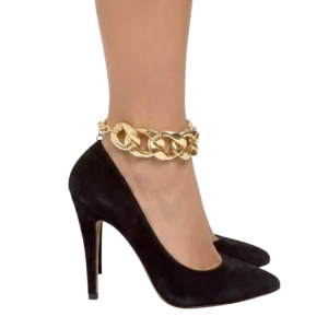 Kalın gold zincir halhal manken bileğinde görünüm