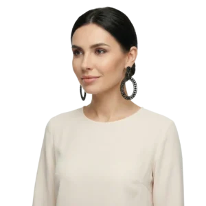 Kristal Taşlı Oval Tasarım Sallantılı Küpe, siyah renk, mankende sol yandan poz, beyaz fon.