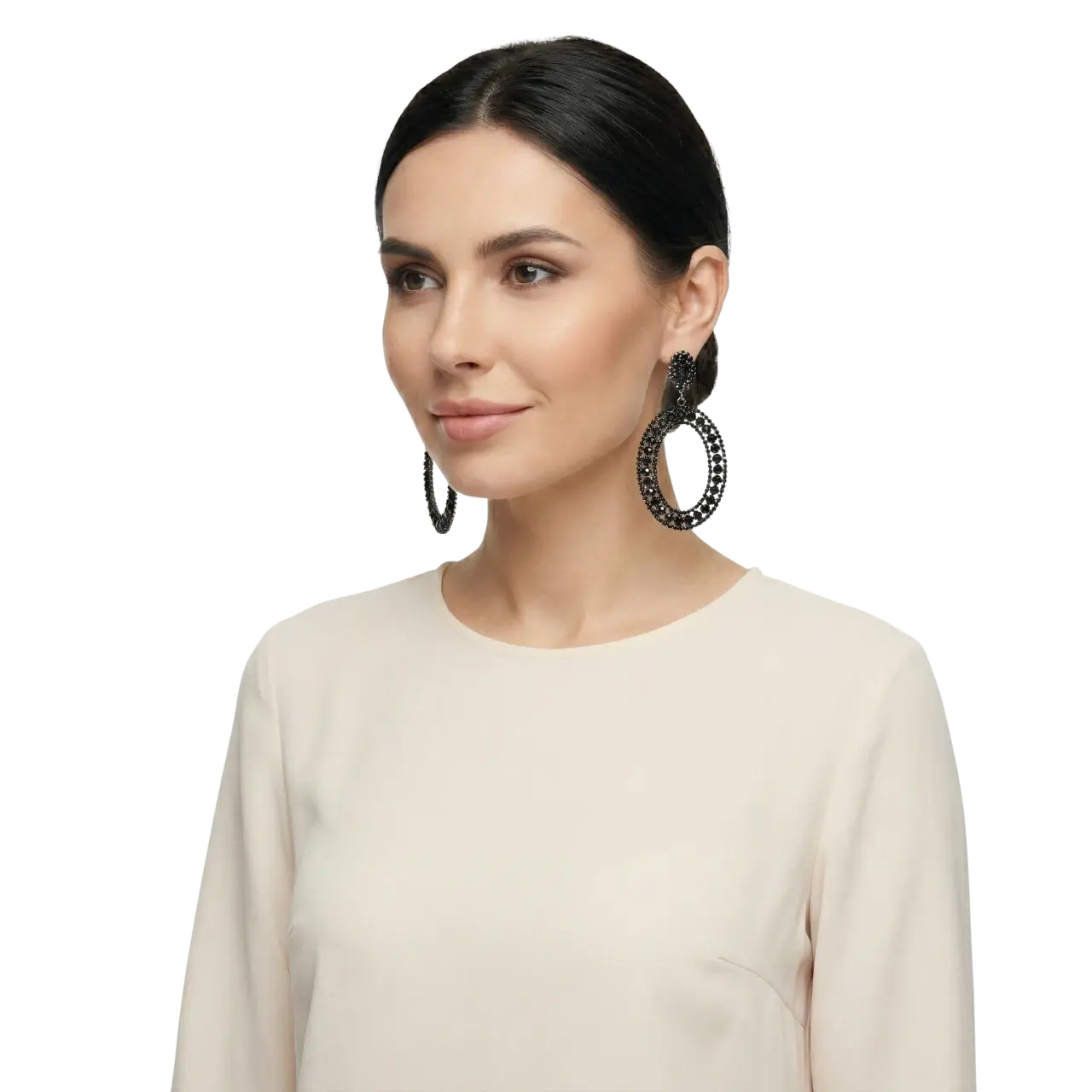 Kristal Taşlı Oval Tasarım Sallantılı Küpe, siyah renk, mankende sol yandan poz, beyaz fon.