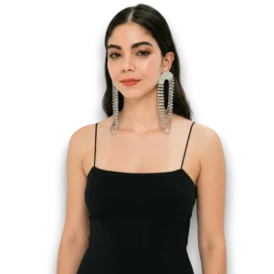Kristal Taşlı Uzun Sallantılı Katmanlı Küpe, mankende önden poz, beyaz fon.