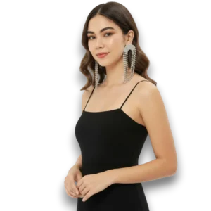 Kristal Taşlı Uzun Sallantılı Katmanlı Küpe, mankende hafif yandan poz, beyaz fon.