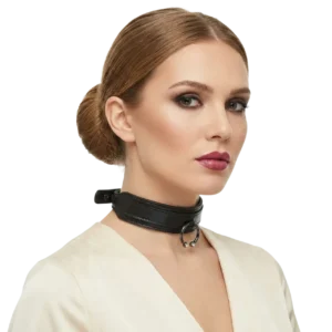 Metal halkalı zirkon taşlı deri choker tasarımının beyaz fonda manken üzerinde yandan pozu.