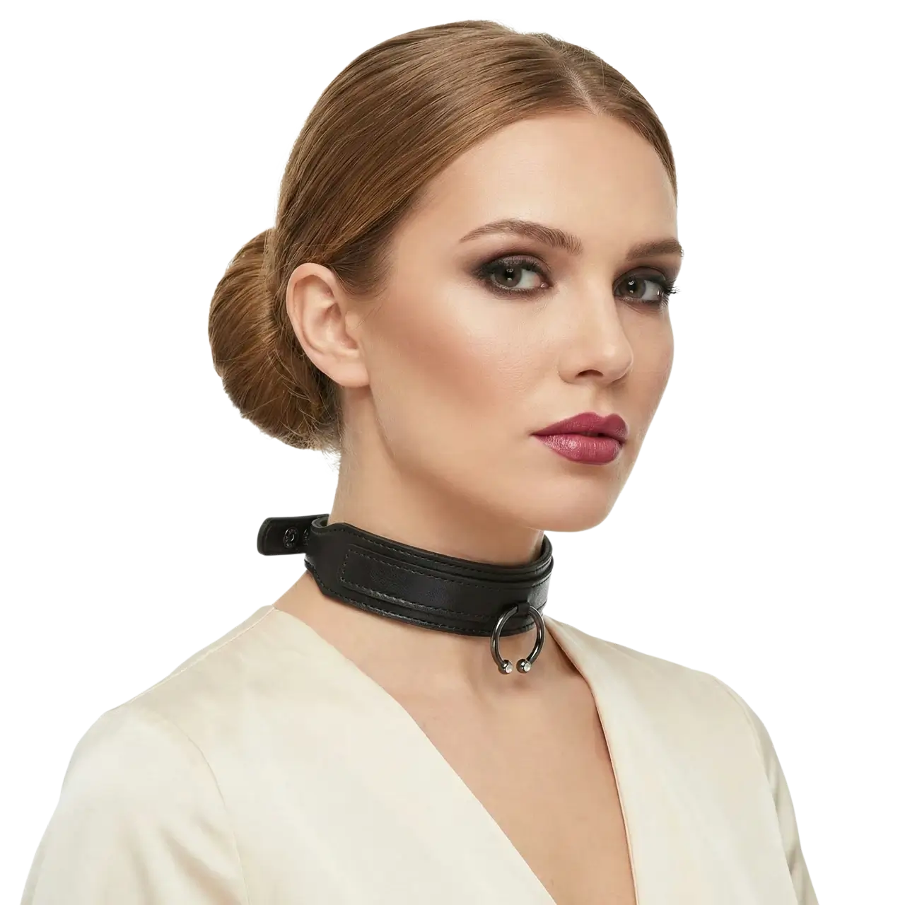 Metal halkalı zirkon taşlı deri choker tasarımının beyaz fonda manken üzerinde yandan pozu.