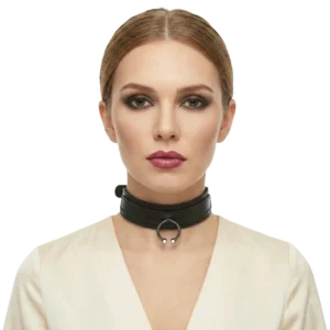Metal halkalı zirkon taşlı deri choker modelinin beyaz arka planda manken üzerinde önden çekimi.