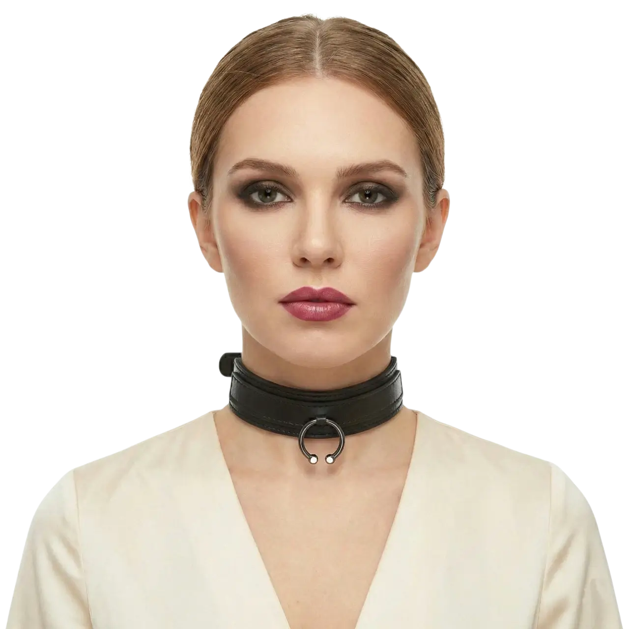 Metal halkalı zirkon taşlı deri choker modelinin beyaz arka planda manken üzerinde önden çekimi.