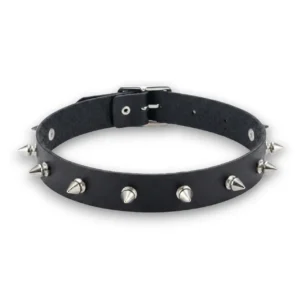 Minimalist tarz çivi troklu deri choker ürününün beyaz arka fon üzerindeki önden detay görünümü.