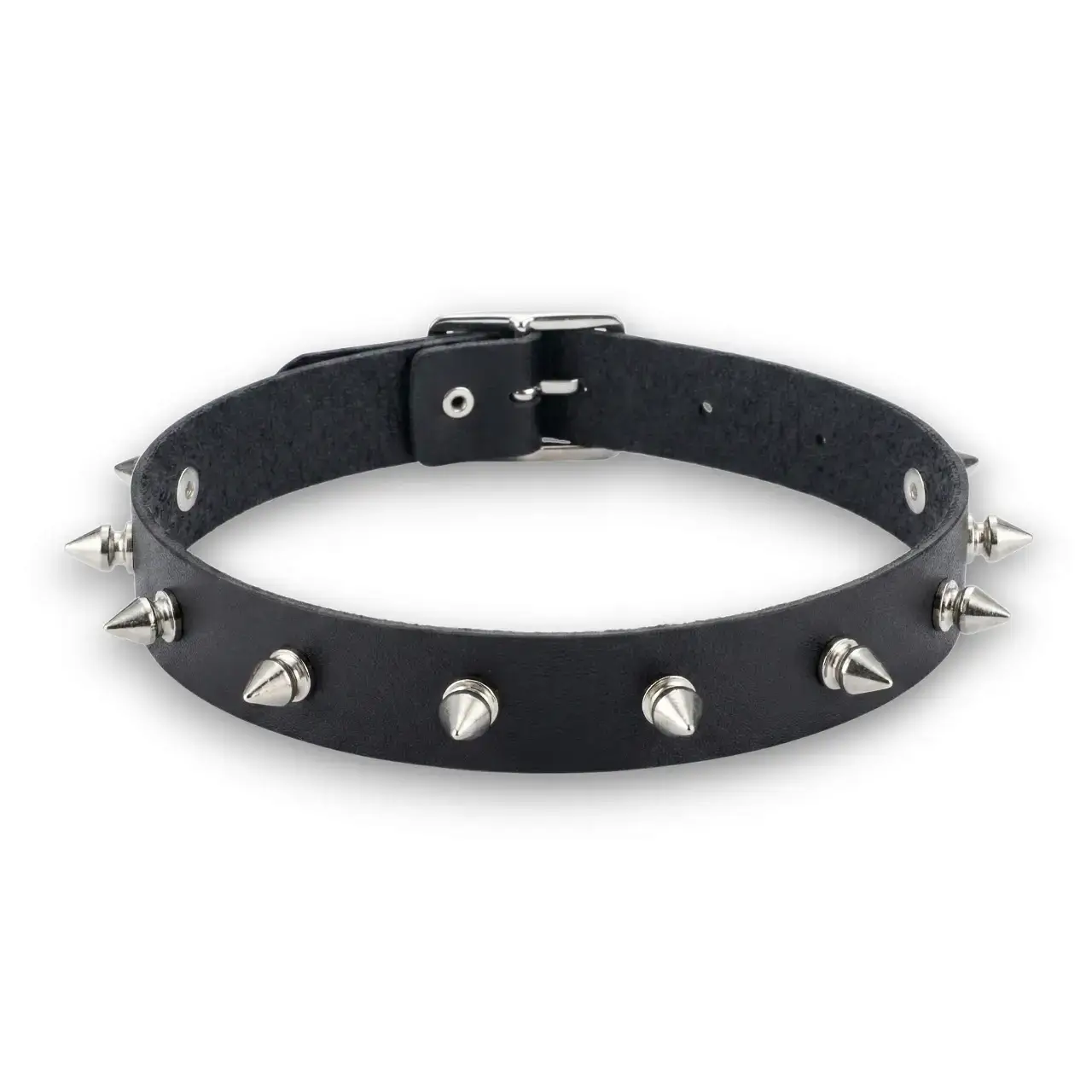 Minimalist tarz çivi troklu deri choker ürününün beyaz arka fon üzerindeki önden detay görünümü.