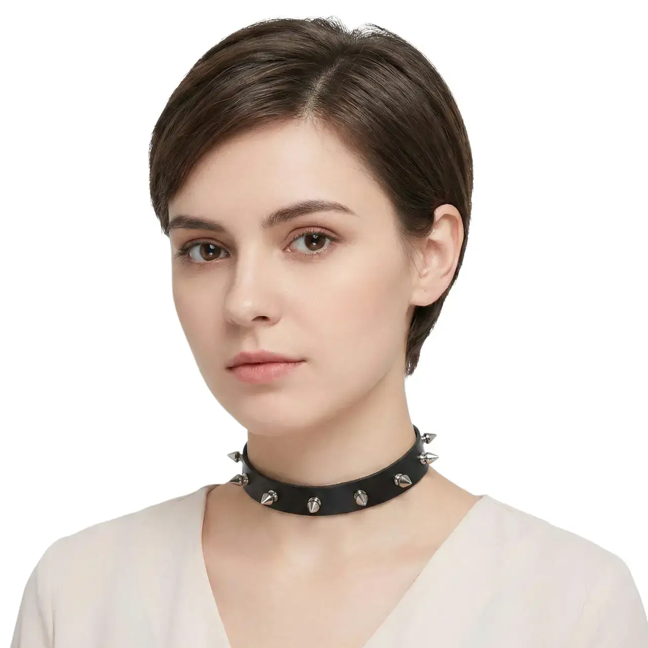 Minimalist tarz çivi troklu deri choker modelinin beyaz arka planda manken üzerinde sol yandan pozu.