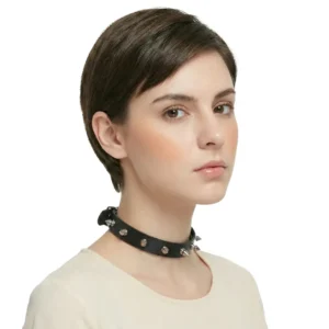 Minimalist tarz çivi troklu deri choker tasarımının beyaz fonda manken üzerinde sağ yandan pozu.