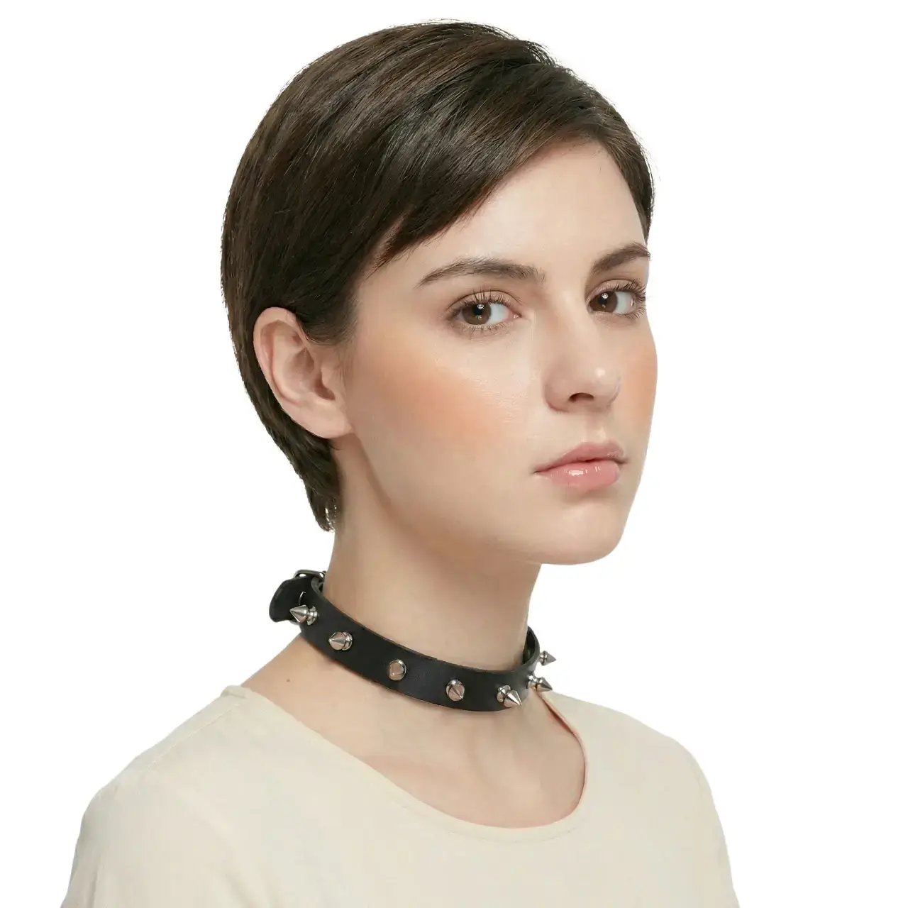Minimalist tarz çivi troklu deri choker tasarımının beyaz fonda manken üzerinde sağ yandan pozu.