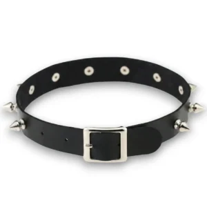 Minimalist tarz çivi troklu deri choker tasarımının beyaz fonda arkadan çekilmiş detay görünümü.