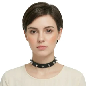 Minimalist tarz çivi troklu deri choker modelinin beyaz arka planda manken üzerinde önden pozu.