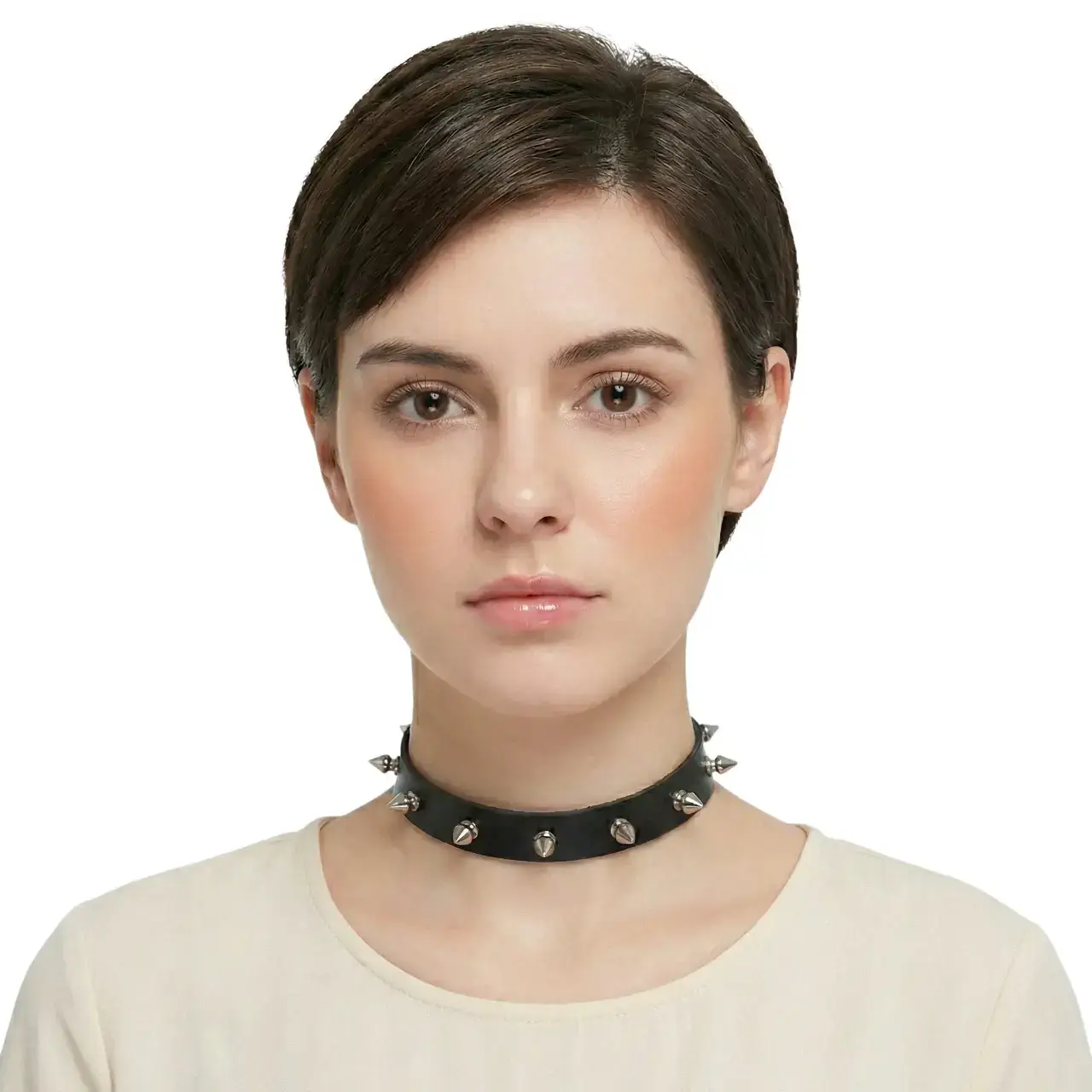 Minimalist tarz çivi troklu deri choker modelinin beyaz arka planda manken üzerinde önden pozu.