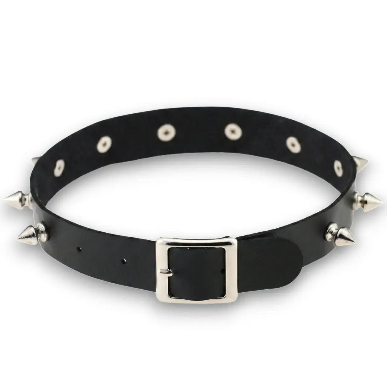 Minimalist tarz çivi troklu deri choker tasarımının beyaz fonda arkadan çekilmiş detay görünümü.