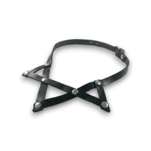 Pentagram tasarım gotik tarz deri choker ürününün beyaz arka plan üzerinde yandan genel görünümü.
