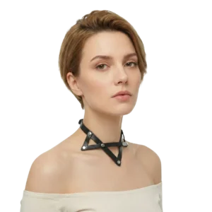 Pentagram tasarım gotik tarz deri choker tasarımının beyaz fonda manken üzerinde sağ yandan pozu.