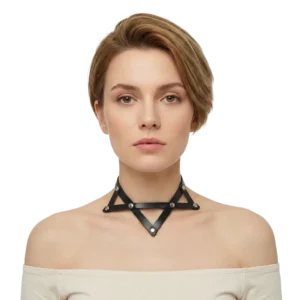 Pentagram tasarım gotik tarz deri choker modelinin beyaz arka planda manken üzerinde önden pozu.