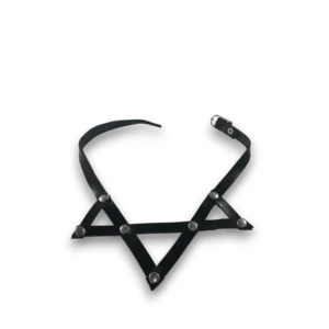 Pentagram tasarım gotik tarz deri choker modelinin beyaz fonda üstten, karşıdan genel görünümü.