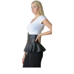 Peplum Detaylı Siyah Deri Korse Kemer beyaz bluzlu kadın manken üzerinde profil görünümü.