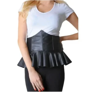 Peplum Detaylı Siyah Deri Korse Kemer stüdyo çekiminde beyaz bluzlu mankende önden poz.