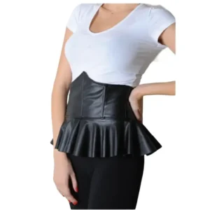 Peplum Detaylı Siyah Deri Korse Kemer beyaz bluzlu mankende stüdyo çekiminde yan duruş.