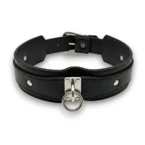 Punk tarz halkalı troklu deri choker modelinin beyaz arka plan üzerindeki genel görünümü.