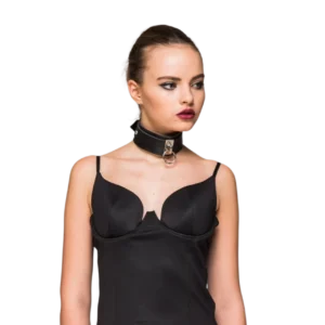 Punk tarz halkalı troklu deri choker ürününün beyaz arka planda manken üzerinde hafif yandan pozu.