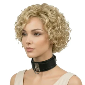 Punk tarz halkalı troklu deri choker tasarımının beyaz fonda manken üzerinde sol yandan pozu.