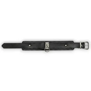 Punk tarz halkalı troklu deri choker tasarımının beyaz fonda toka detay görünümü.