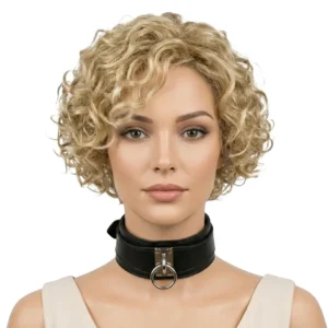 Punk tarz halkalı troklu deri choker modelinin beyaz arka planda manken üzerinde önden pozu.