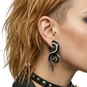 Sarmal konik pyrex cam tünel piercing kulak üzerinde