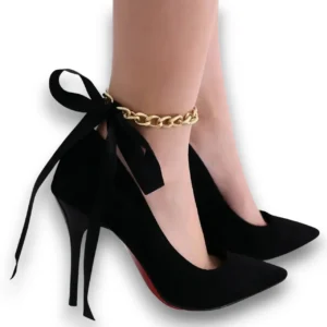 Saten kurdelalı bohem tasarım zincir halhal manken bileğinde