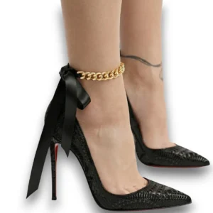 Saten kurdelalı bohem tasarım zincir halhal manken bileğinde