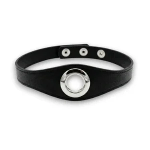Siyah deri metal halkalı choker kolye ürününün beyaz arka plan üzerindeki genel görünümü.