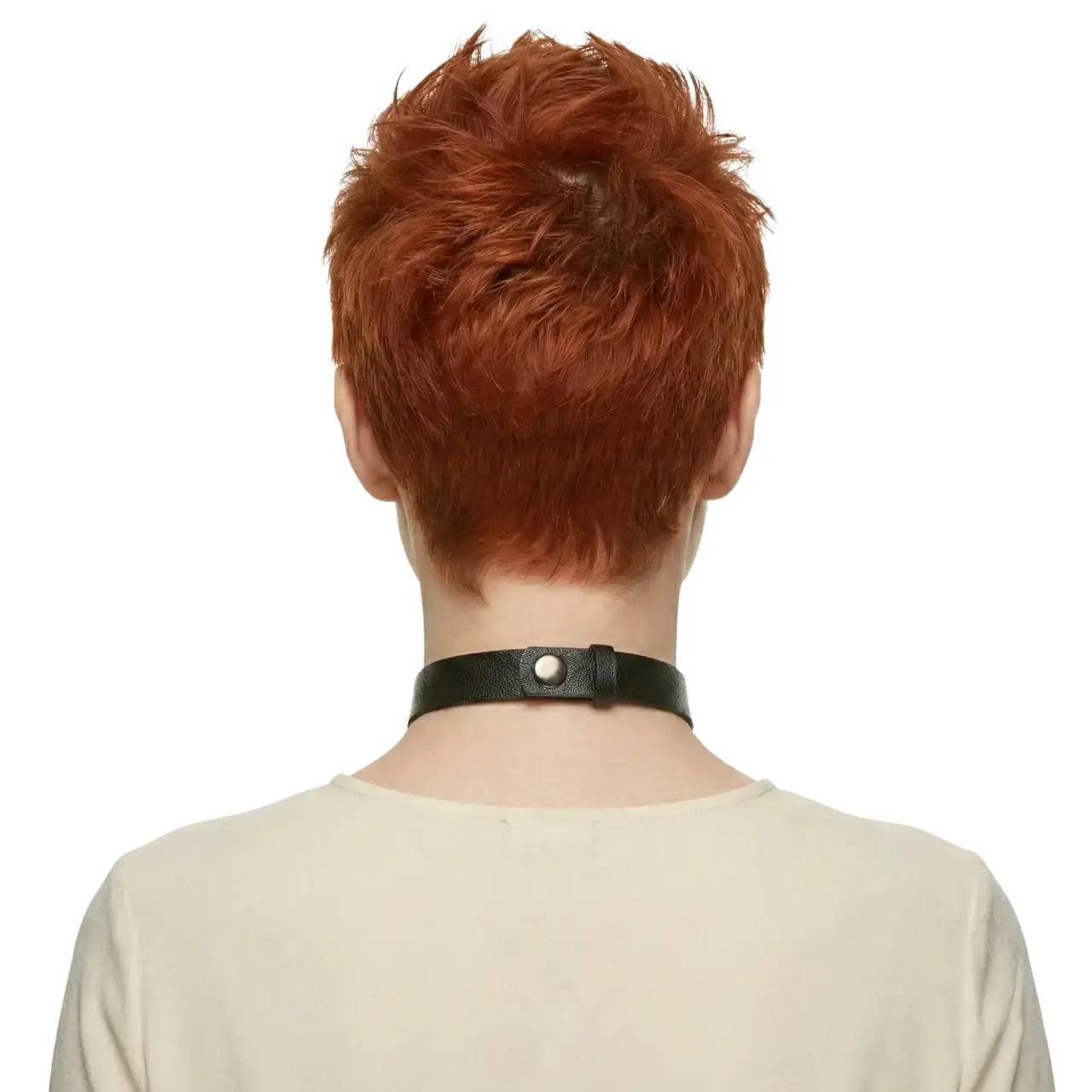 Siyah deri metal halkalı choker kolye modelinin beyaz arka planda manken üzerinde arkadan pozu.